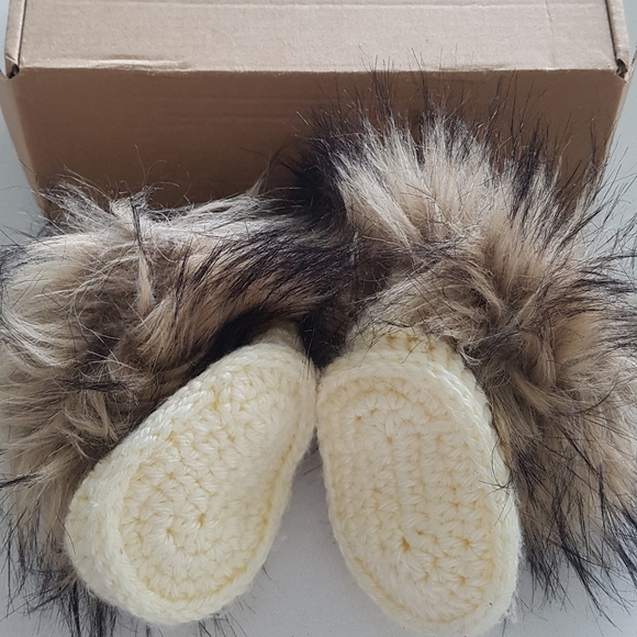 Faux fur crocheted baby booties in beige colour - Picture 3 of 5